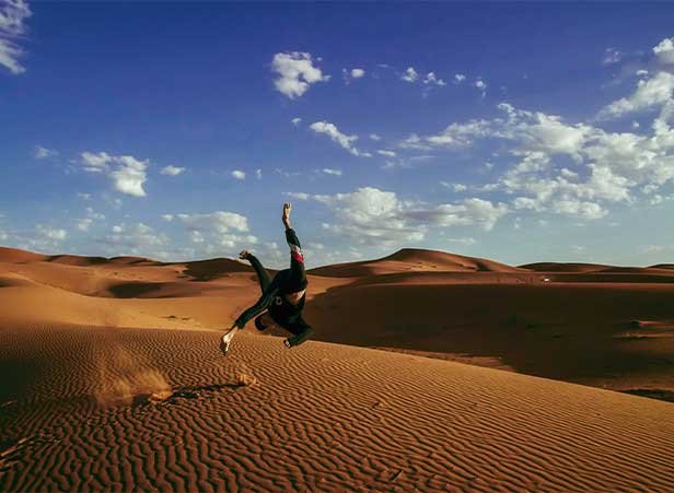 Excursion au désert d’Erg Chigaga depuis Marrakech Balade à dos de chameau sandboard camp de luxe